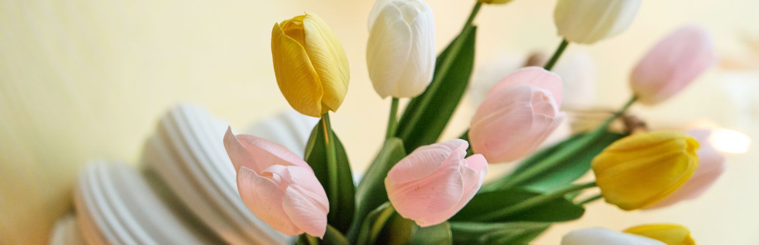 Der Frühling zieht ein: Dein Guide für den schönsten Ostertisch und die Trends der Saison